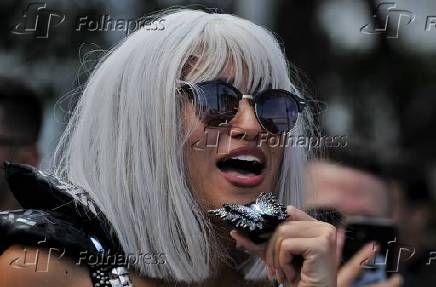 Fãs da cantora Lady Gaga, em frente ao hotel Copacabana Palace
