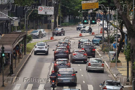 movimentação de veículos na avenida 9 de julho