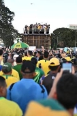 Bolsonaro encabeza una manifestación tres días después de salir del hospital