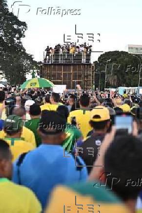 Bolsonaro encabeza una manifestación tres días después de salir del hospital