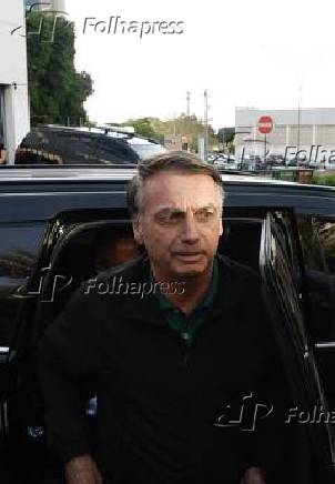 O ex-presidente Jair Bolsonaro fala com a imprensa após prestar depoimento na PF