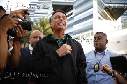 O ex-presidente Jair Bolsonaro fala com a imprensa após prestar depoimento na PF