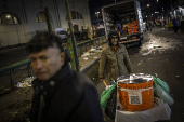 Movimentação na região do Mercado Municipal em madrugada fria