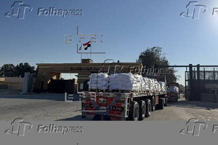 Decenas de camiones de ayuda humanitaria cruzan la frontera egipcia rumbo a Gaza