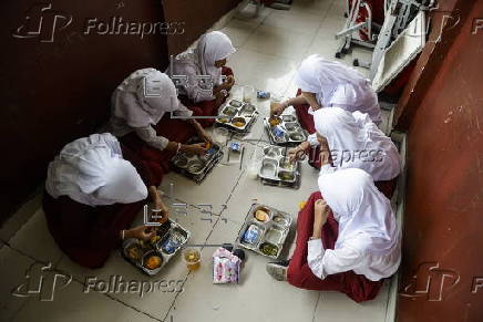 Indonesia government's free meals program continues despite cases of food poisoning