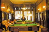 Ambiente do Café Tortoni, que têm mesa