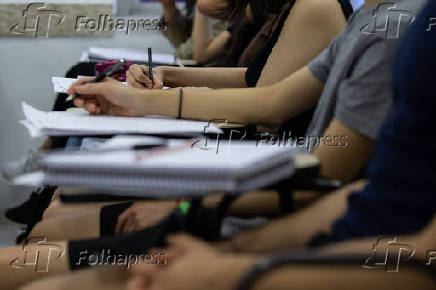 Vestibulandos durante uma aula de um laboratório de redação