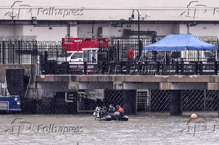 Search in the Hudson River after helicopter crash, near Jersey City