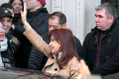 Peronistas se congregan en la casa de Cristina Fernández ante su posible detención