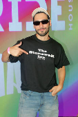 Bruno Fagundes prestigia Parada LGBTI+ no Camarote Pride
