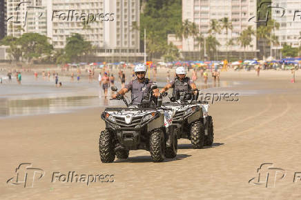 Polícia Militar faz ronda na praia em Guarujá