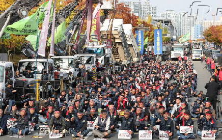 Construction workers rally in Busan to demand higher equipment rental fees