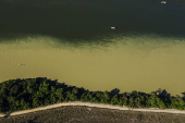 Encontro das águas poluídas pelo garimpo do rio Fresco com o rio Xingu