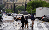 Pedestres enfrentam chuva moderada na região central e SP