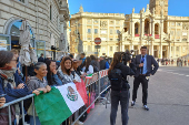 Emoción, nervios y villancicos en la espera para el funeral de Francisco