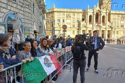 Emoción, nervios y villancicos en la espera para el funeral de Francisco