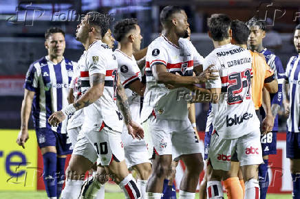 Match between são paulo and talleres for the 2025 libertadores cup.