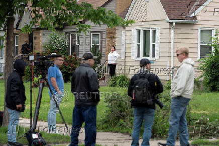 Minnesota police, FBI hunt suspect in deadly shooting of Democratic state lawmakers