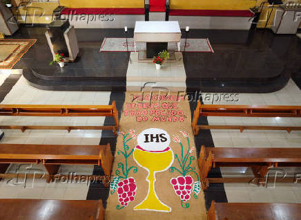 Tradicionais tapetes de Corpus Christi, feitos no corredor da igreja Santo André Apóstolo