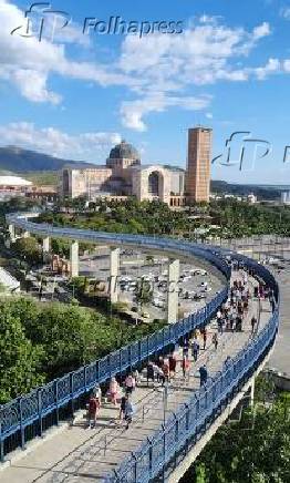 Movimentação de fiéis no santuário nacional de aparecida.