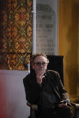 Tim Burton emerge del panteón más grande de México con clase magistral para aficionados