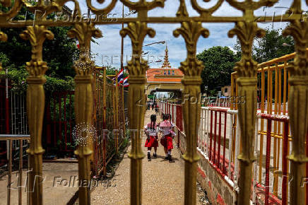 Thai PM Shinawatra visits disputed border as tensions simmer