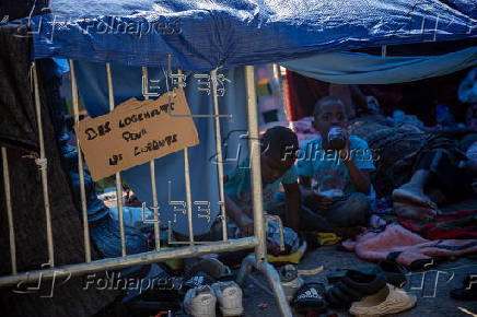 Migrants camp outside Paris City Hall asking for shelter