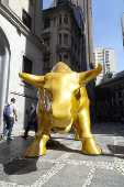 Estátua do Touro de Ouro na B3, em São Paulo