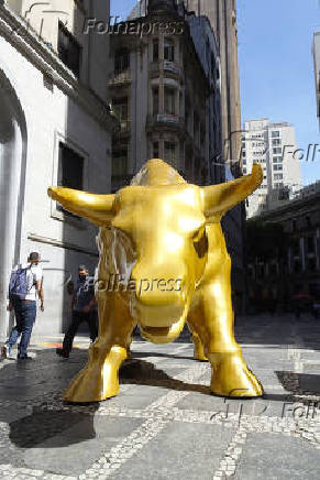 Estátua do Touro de Ouro na B3, em São Paulo