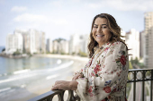 Fundadora da Sodiê Doces posa com nova linha de chocolates