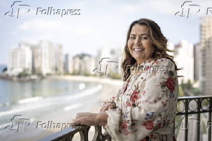 Fundadora da Sodiê Doces posa com nova linha de chocolates