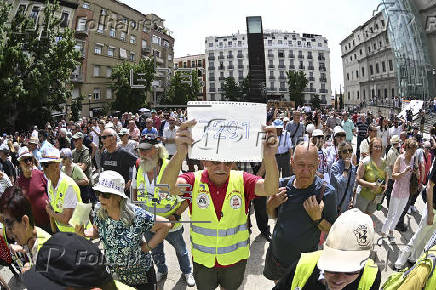 Homenaje a los fallecidos en residencias de ancianos durante la pandemia