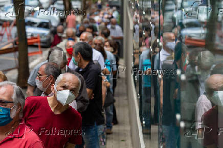Profissionais idosos em fila para tomar a vacina Coronavac, em SP