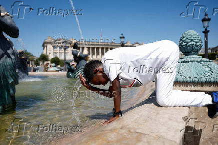 Hot summer temperatures hit Paris