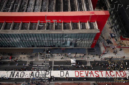 Activistas en Brasil despliegan pancarta de 100 metros contra una ley antiambientalista