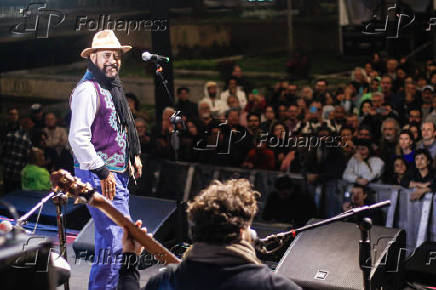 Virada Cultural - Cantor e violeiro Xangai no palco da Sé