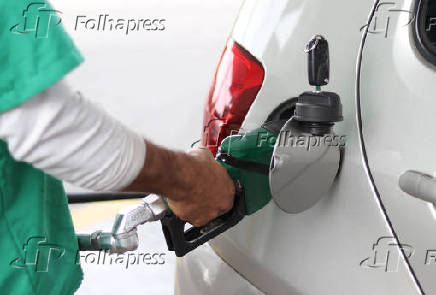 Postos de combustíveis reduzem preço da gasolina após corte nas refinarias.