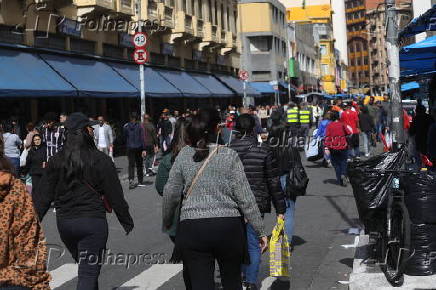 Movimentação na rua 25 de Março