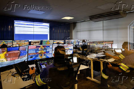 Operadores controlam guindastes remotamente no Porto de Santos