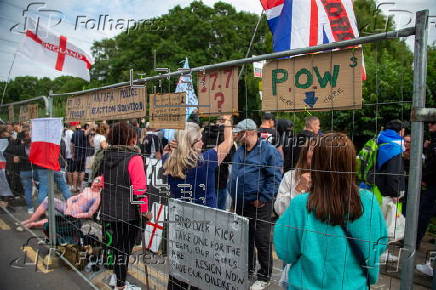 Protest against far-right campaigners targeting migrants in Epping