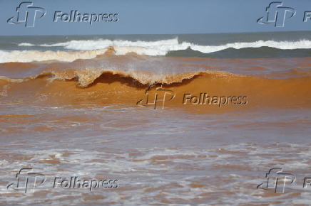 Praia de Regência, em Linhares (ES), recebe lama de Mariana (MG)