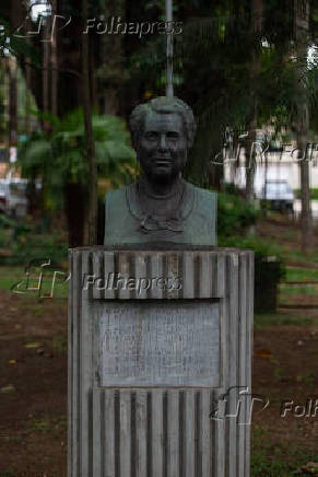 Carlota Pereira de Queiroz e busto em sua homenagem, em praça de São Paulo