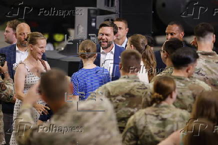 US vice-president visits US troops stationed in UK