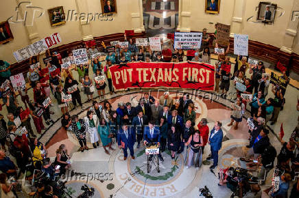 Democratic lawmakers in Texas in redistricting battle