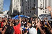 Manifestantes aceitam proposta da prefeitura e deixam o local