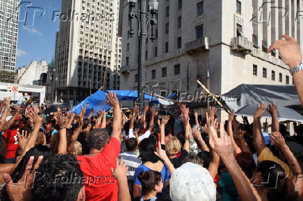Manifestantes aceitam proposta da prefeitura e deixam o local