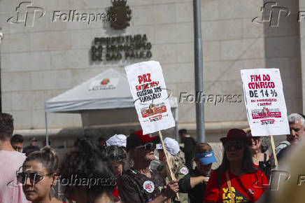 Servidores municipais fazem protesto no viaduto do Chá, no centro de São Paulo