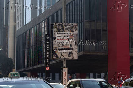 Vista de painéis na avenida paulista, parada LGBT+