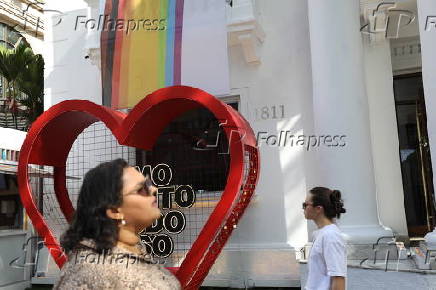 Decoração de coração e arco-íris LGBT em comércio na Av. Paulista