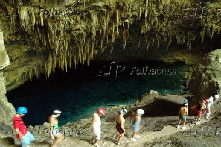 Turistas percorrem trilha que leva ao